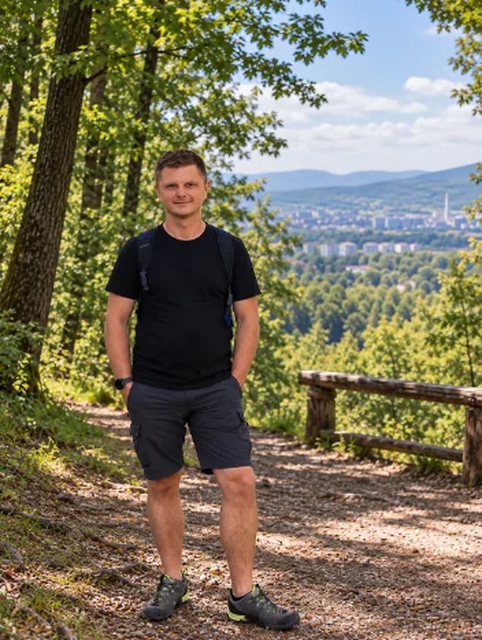 Lukáš Kunca na vyhliadke v lesoparku nad Košicami